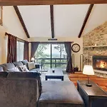 Cozy Tannersville Retreat With Mountain Views!