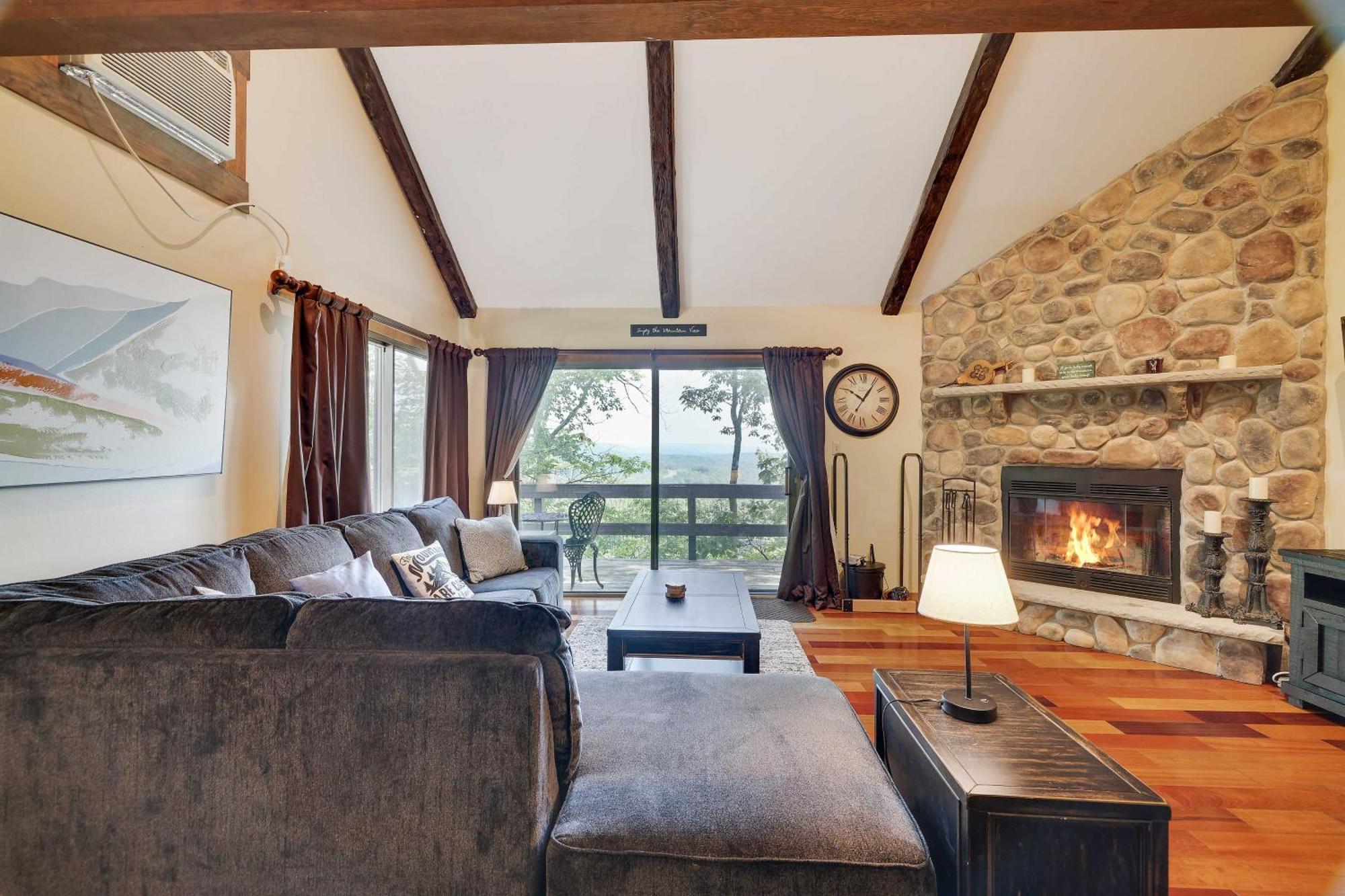Cozy Retreat With Mountain Views! *